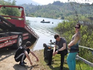 BİRİ KADIN 3 RUS OTOMOBİLLE BARAJ GÖLÜNE UÇTULAR