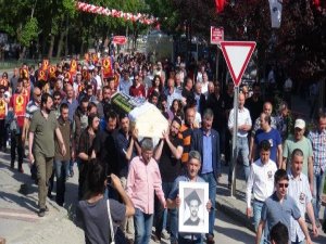 PALALI SALDIRGANLARIN ÖLDÜRDÜĞÜ ÖĞRETMEN  TOPRAĞA VERİLDİ