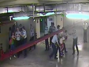 Otoparkta Polislerin Dövdüğü Genç Polis Çocuğu Çıktı!