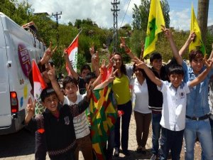 MÜFTÜ MİLLETVEKİLİ ADAYINI HAVAYA ATEŞ AÇARAK KARŞILADILAR