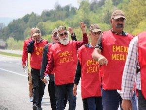 ANKARA'YA YÜRÜYEN EMEKLİLER, BOLU DAĞI'NI GEÇİŞTE ZORLANDI