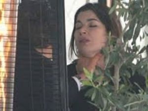 Boğazını sıktığı sunucu eşini ilanla boşuyor