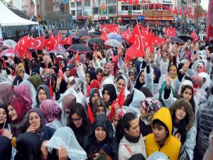ERDOĞAN VAN'DA BOŞ MEYDANA KONUŞTU MEDYA ONBİNLER VAR GİBİ YAYINLADI