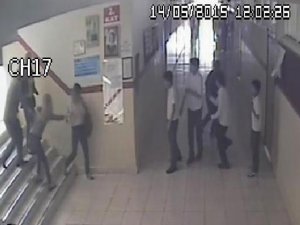 ÖĞRENCİ ANNESİNDEN ÖĞRETMENE DAYAK KAMERADA