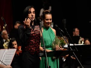 ÇEK SOPRANO VE TÜRK TENOR BÜYÜLEDİ