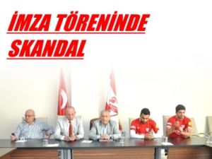 İmza Töreninde Skandal
