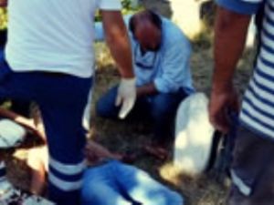 Mezarlıkta kendini doğradı