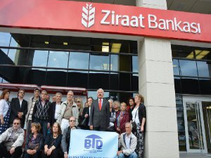BANKA ÖNÜNDE GENEL MÜDÜR PROTESTOSU