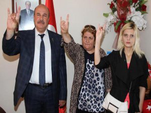 BOZKURT İŞARETİ YAPAN KADINA DAYAK BALIKESİR'İ AYAĞA KALDIRDI