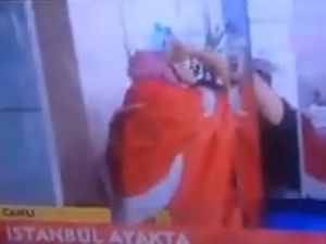 Başörtülü Kadına Polis Dayağı!