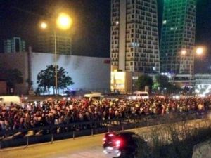 İstanbullular Taksim'e yürümeye çalışıyor