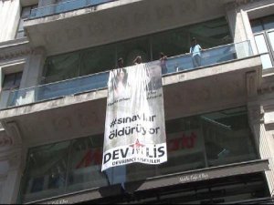 LİSELİ GENÇLERDEN AVM'DE  EYLEM