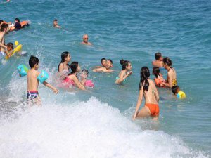 ANTALYA'DA SICAKTAN BUNALAN SOLUĞU DENİZDE ALDI