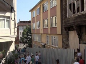 İSTANBUL'DA METRO GÜZERGAHINDA BİNALARDA ÇATLAMA