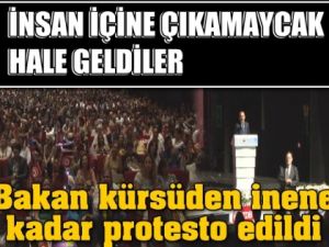 Bakanı Dakikalarca Protesto Edildi