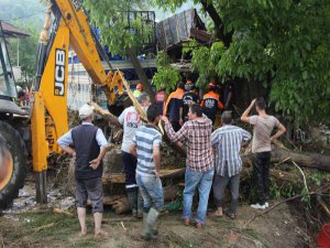 SAKARYA ; ŞEHRİN GÖBEĞİNDE SELE KAPILAN  GENÇ KADIN CAN VERDİİ