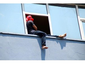 PATRONUNA KIZDI, 8'İNCİ KAT PENCERESİNE ÇIKTI