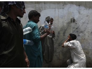 PAKİSTAN'DA BİLONÇO BÜYÜYOR: ÖLÜ SAYISI 800'Ü AŞTI