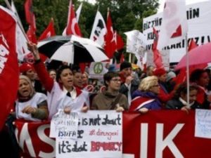 Almanya'da ayağa kalktı!