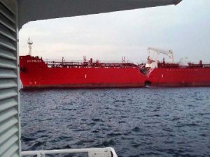 ÇARPIŞAN TANKER'DE "NAFTA" SIZINTISI