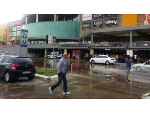 AVM ÇATISI ÇÖKTÜ: 2 YARALI