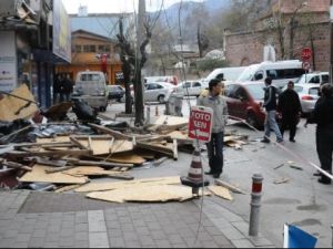 Bursa'da Lodos Çatı Uçurdu 16 Kişi Bacadan Zehirlendi
