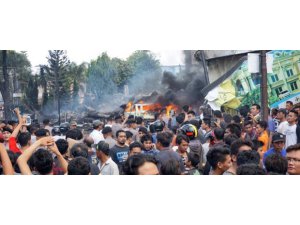 ASKERİ NAKLİYE UÇAĞI OTELİN ÜZERİNE DÜŞTÜ: 30 ÖLÜ