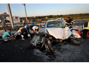 OTOMOBİL YÖN LEVHASINA ÇARPTI: 3 ÖLÜ