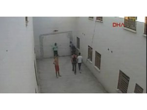 CEZAEVİNDE ÖLDÜREN DAYAK KAMERADA