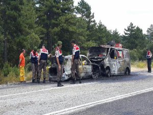 KAZADA YANAN ARAÇTA 3 KİŞİ FECİ ŞEKİLDE CAN VERDİ