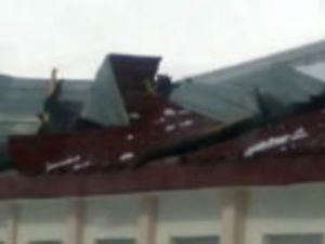 Fırtına okulun çatısını uçurdu