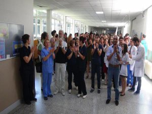 İZMİRLİ SAĞLIKÇILARDAN "DÖVÜLME" EYLEMİ