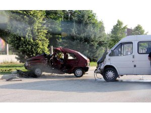 OTOMOBİL MİNİBÜSLE ÇARPIŞTI: 1 ÖLÜ, 5 YARALI