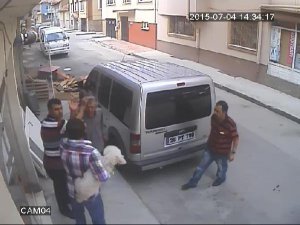 KÖPEĞİNE KEDİ SALDIRDI DİYE SİLAHLA MAHALLEYİ BASTI