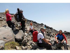 EVEREST 4 GÜNDE 4 DAĞCININ CANINI ALDI