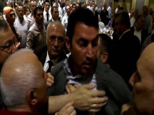 AKP'LİLER 5 YILDIZLI İFTARDA  BİRBİRİNE GİRDİ