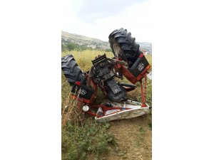 TRAKTÖR 4 METRELİK İSTİNAT DUVARINDAN DEVRİLDİ: 2 ÖLÜ