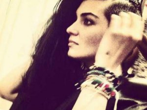 TUBA BÜYÜKÜSTÜN SAÇLARINI KAZITTI