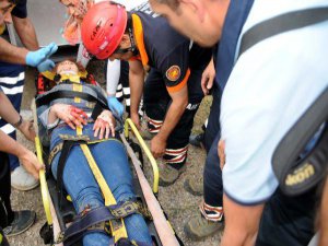 MOTOSİKLETÇİ KIZ ARKADAŞI İLE UÇURUMA YUVARLANDI