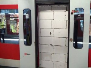 TRENİN KAPISINA DUVAR ÖRÜP VİDEOYA ÇEKTİLER
