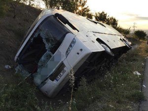 ÇORUM'DA YOLCU OTOBÜSÜ DEVRİLDİ: 1 ÖLÜ, 30 YARALI