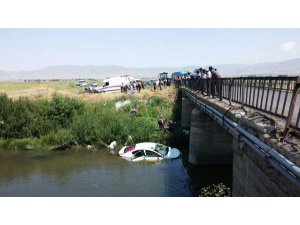 OTOMOBİL NEHRE UÇTU: 6 ÖLÜ