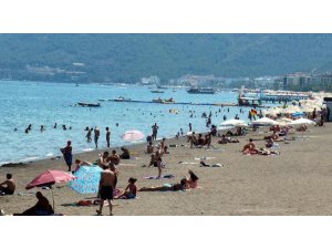 MARMARİS'TE PLAJLAR VE SOKAKLAR BAYRAMDA TIKLIM TIKLIM