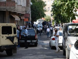 DİYARBAKIR'DA POLİSE SALDIRI 1 ŞEHİT BİR AĞIR YARALI