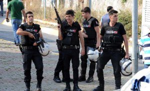 OKMEYDANI'NDA POLİSE ATEŞ AÇILDI..1'İ POLİS 2 YARALI