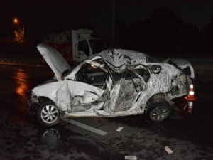 BELEDİYE ÇİM SULADI; 2 KAZA 4 YARALI