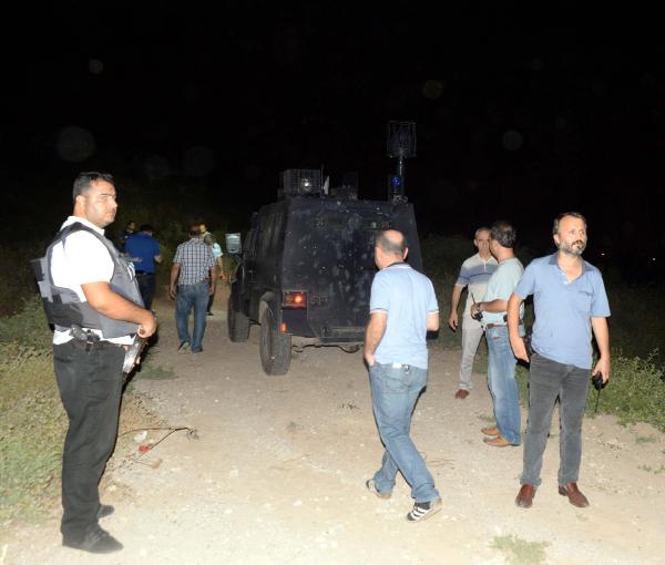 MERSİNDE POLİS ARACINA SALDIRI