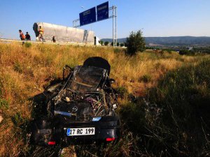 HIZ YAPAN OTOMOBİL TAKLA ATTI: 2 ÖLÜ, 1 YARALI