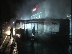 İSTANBUL'DA OTOBÜSÜ ATEŞE VERDİLER