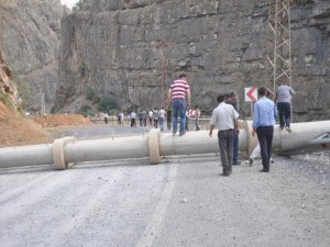 PKK ELEKTRİK DİREKLERİNİ DEVİRİP ARAÇLARI ATEŞE VERDİ